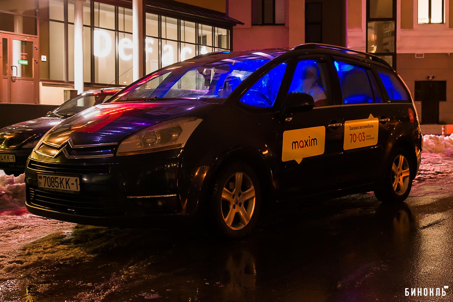 В Беларуси пользователей сервиса «Максим» возит Дед Мороз на авто-караоке