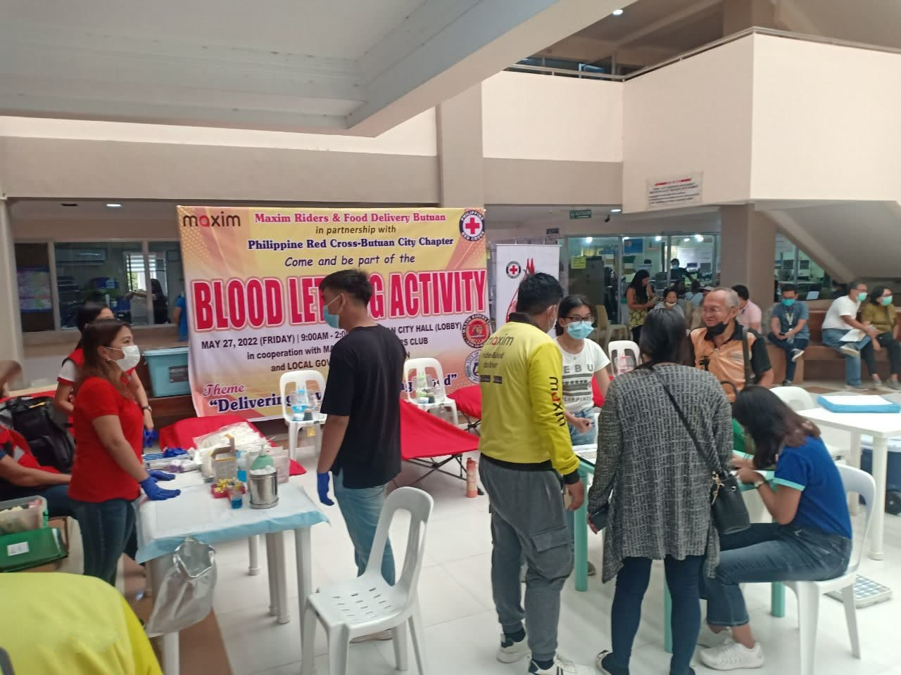 Mga driver at isang empleyado ng Maxim, nagbigay ng dugo bilang donasyon sa Red Cross