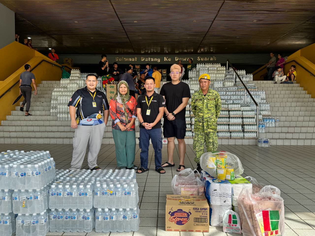 ​​Mangsa Banjir Terima Bantuan Daripada Maxim E-hailing