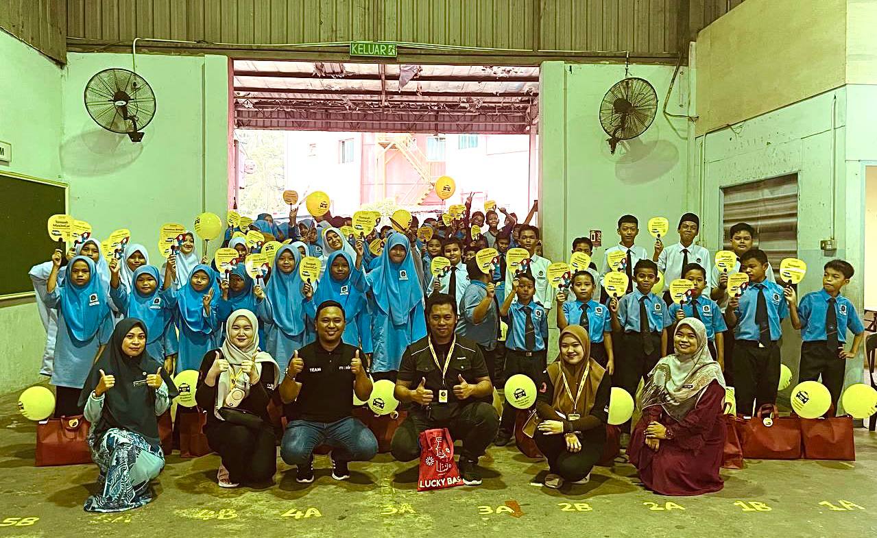 Maxim Menderma Bahan Pendidikan kepada Kanak-Kanak Yang Memerlukan di Sandakan