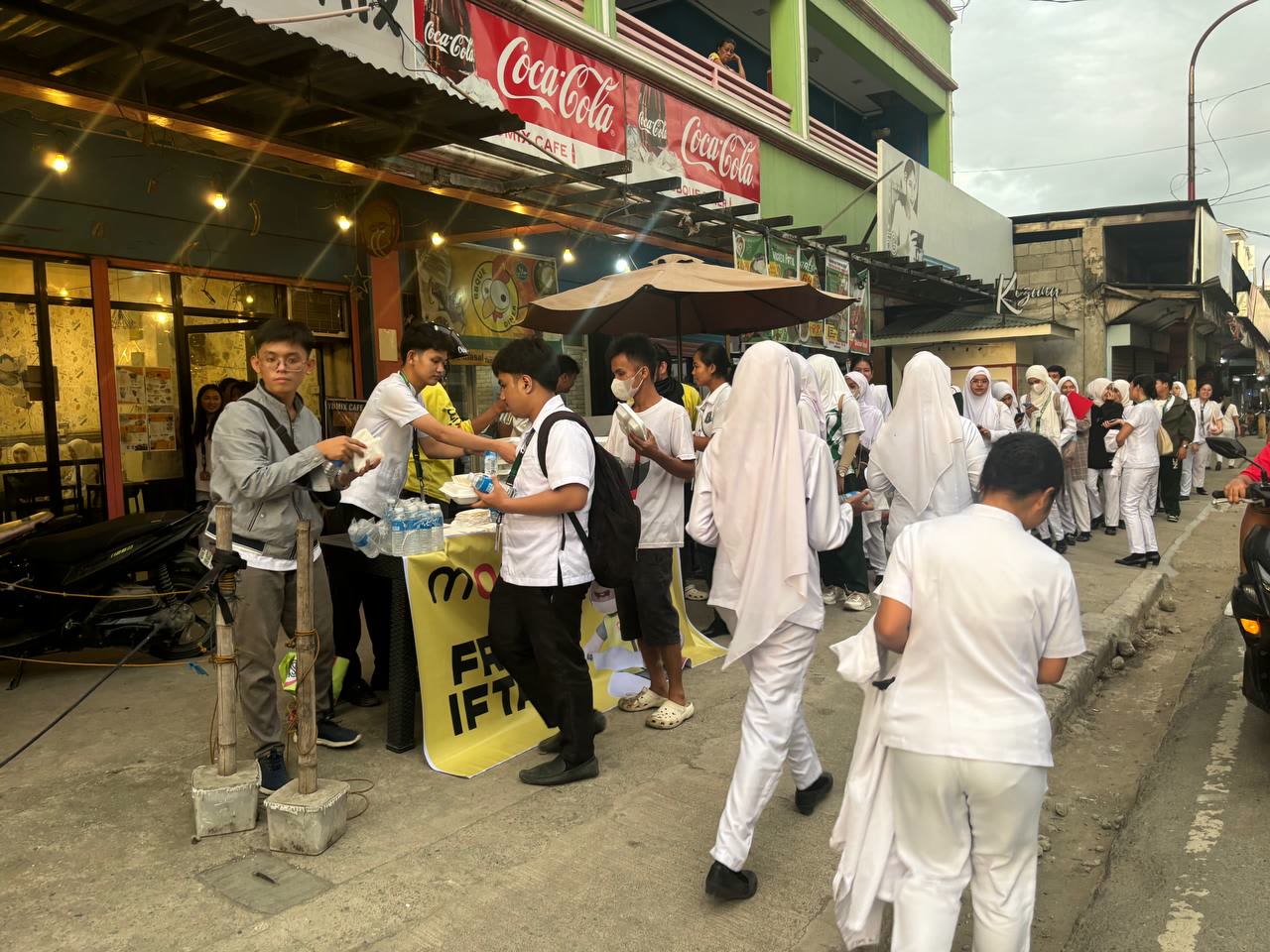 Sinuportahan ng Maxim Rides & Food Delivery ang Zamboanga Muslim community sa pamamagitan ng pamamahagi ng pagkain para sa iftar