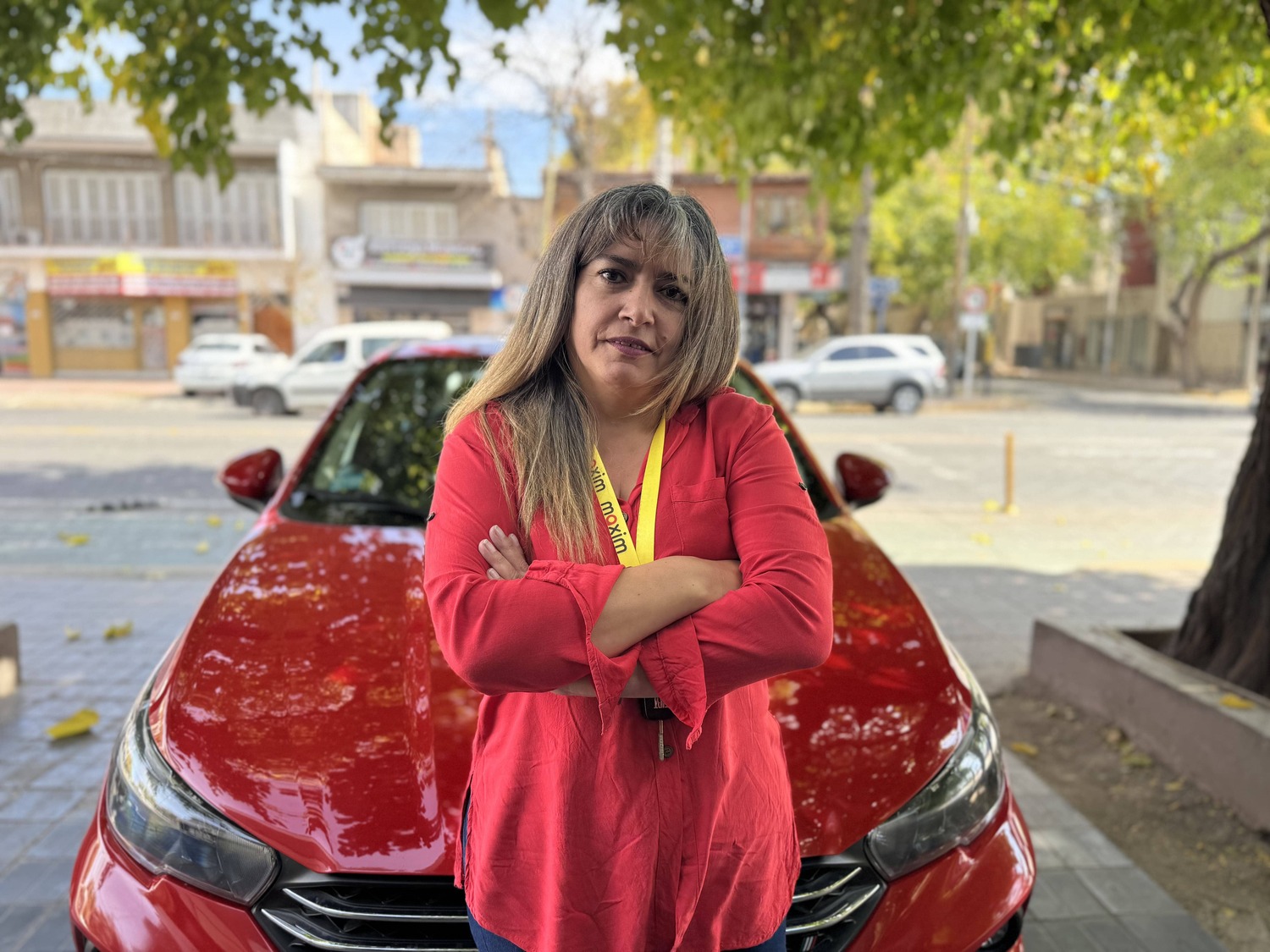 Una historia de esfuerzo y autonomía en el Día del Trabajo: Claudia Gutiérrez, conductora que impulsa su propio camino