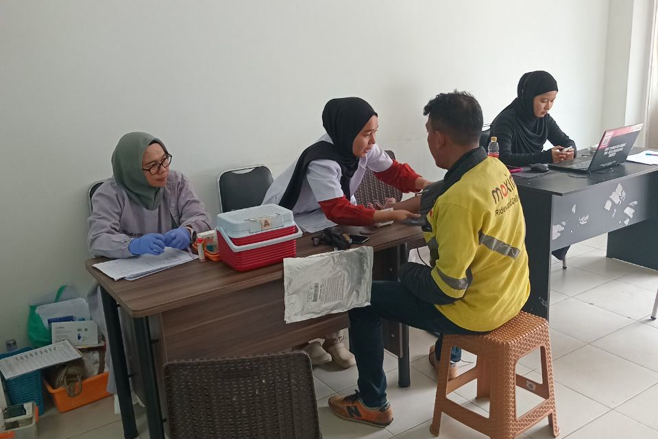 ​Kampanye Palang Merah Maxim: Mitra Pengemudi di Makassar Donorkan Darah pada Hari Donor Internasional