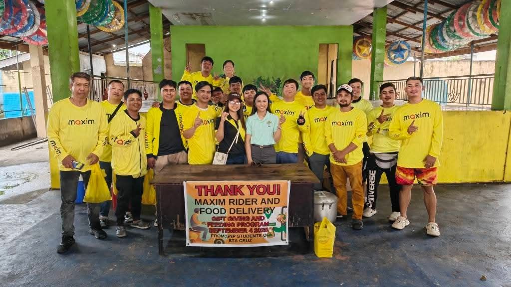Namigay ang Maxim Rides & Food Delivery ng meals sa mga bata sa barangay ng Pampanga