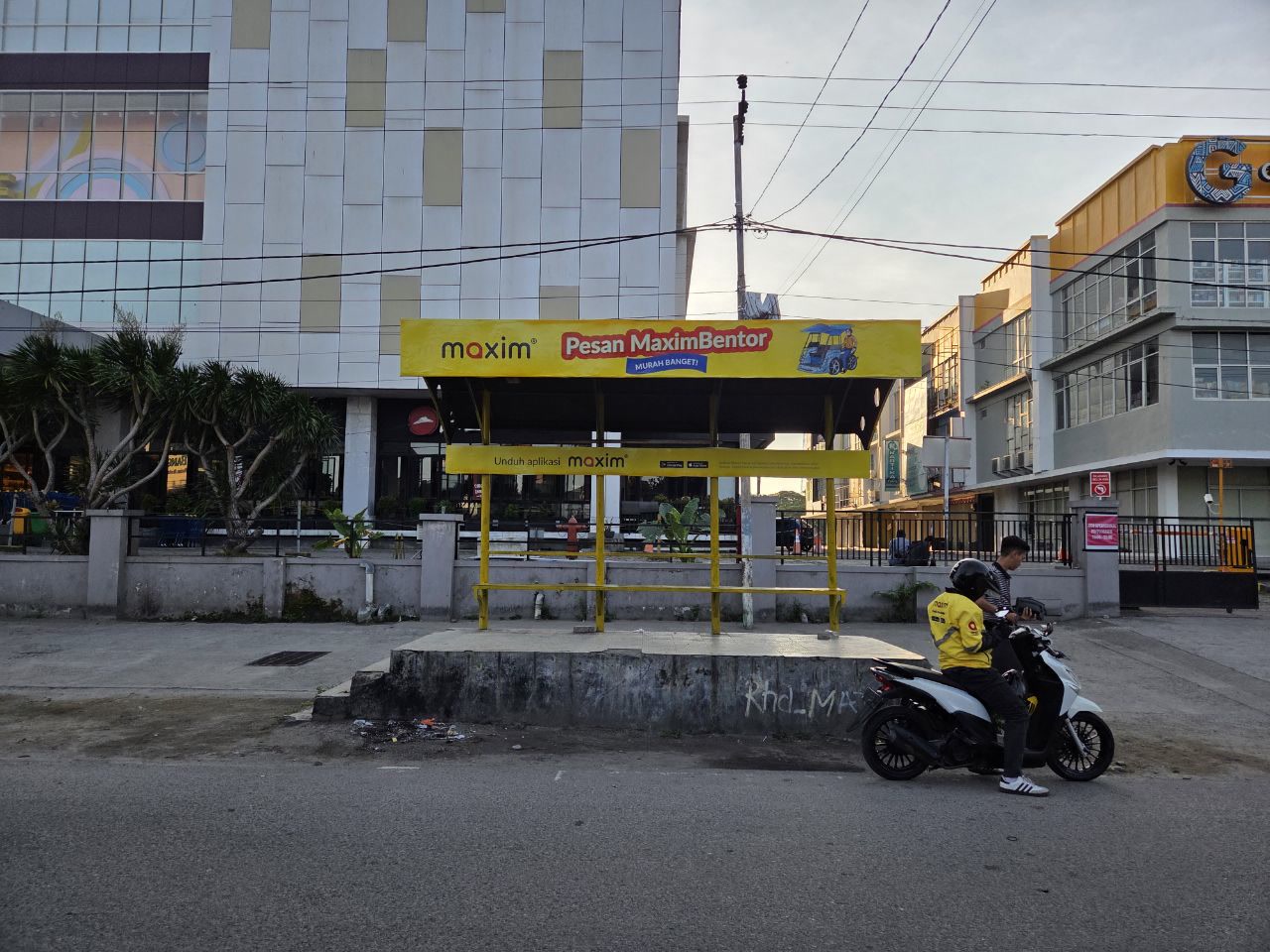 Tingkatkan Kontribusi Kepada Masyarakat, Maxim Lakukan Pembaruan Desain Halte di Cilegon