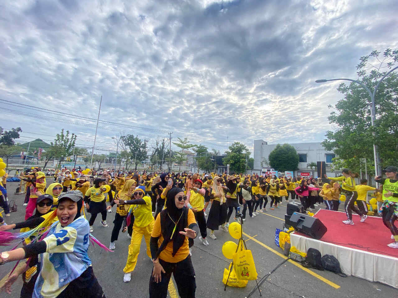 Ajak Warga Palu Olahraga Seru, Maxim Gelar Zumba Akbar Perdana Bertabur Doorprize